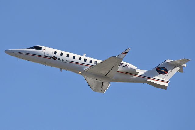 Learjet 45 (C-GEJD) - Taking off. 