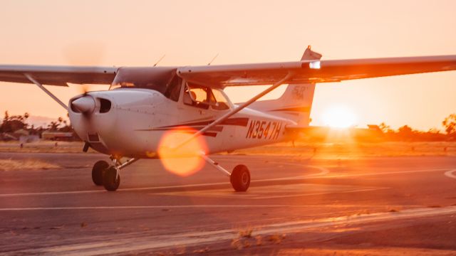 Cessna Skyhawk (N3547H) - Photo of a Cessna 172 taxiing for takeoff 31R during golden hour, taken by @planesthetics (instagram).