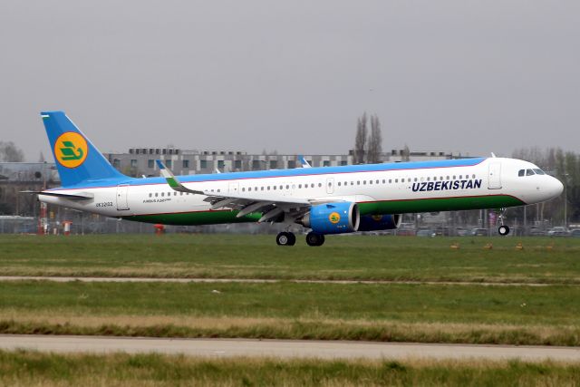 Airbus A321neo (UK-32102) - Touching down on rwy 09L on 29-Mar-22 operating flight UZB201 from UTTT on its first visit to EGLL.