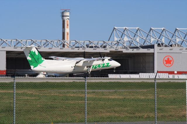 de Havilland Dash 8-100 (C-FABN) - Leaving Montreal-Trudeau