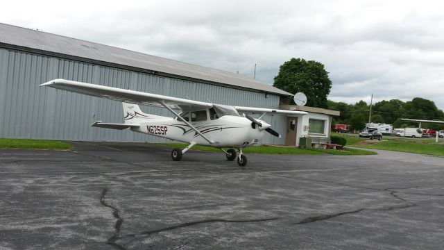 Cessna Skyhawk (N625SP) - The Carlisle Flying Clubs plane (N625SP) in front of the freshly painted hangar.