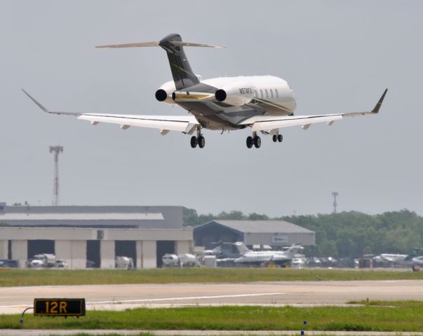 Bombardier Challenger 300 (N574FX)