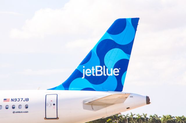 Airbus A321 (N937JB) - JetBlue A321 taxiing to runway 10L