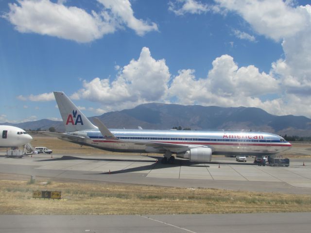 BOEING 767-300 (N396AN)