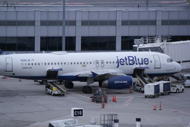 Airbus A320 (N585JB)