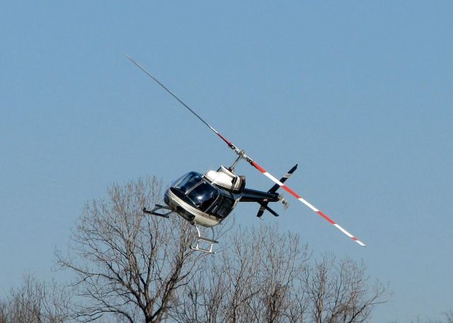 Bell JetRanger (N573CA) - Coming in to land at Downtown Shreveport.