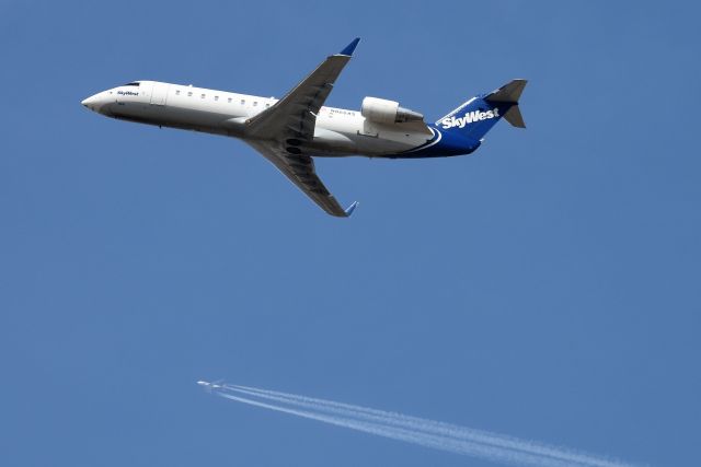 Canadair Regional Jet CRJ-200 (N866AS) - Racing that Atlas 747 at altitude.