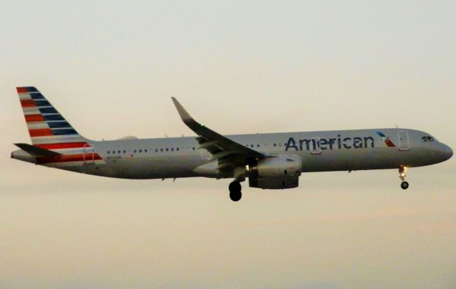 Airbus A321 (N153AN) - Coming in from Los Angeles(KLAX)
