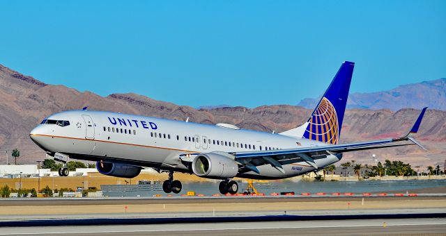 Boeing 737-900 (N69888) - N69888 United Airlines 2015 Boeing 737-924(ER) serial 42191 / 5547 - First Flight: 15. Aug 2015br /Split Scmitar Wingletsbr /br /Las Vegas - McCarran International (LAS / KLAS)br /USA - Nevada, November 29, 2015br /Photo: Tomás Del Coro