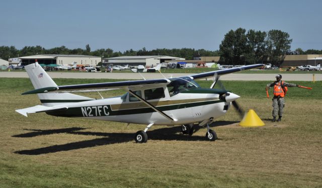 Cessna Skyhawk (N27FC) - Airventure 2017