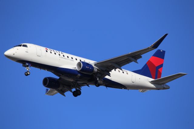 EMBRAER 175 (long wing) (N301SY)