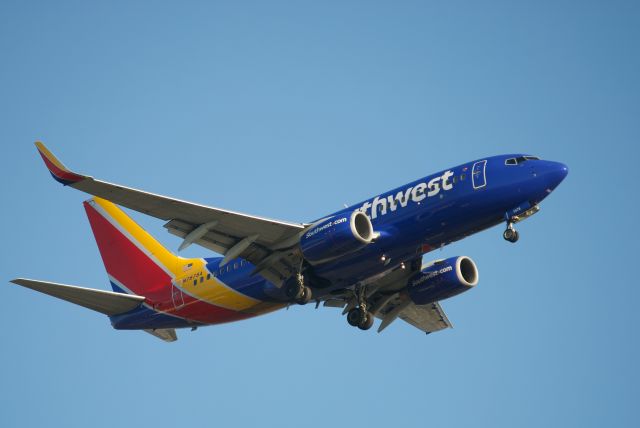 Boeing 737-700 (N7878A)