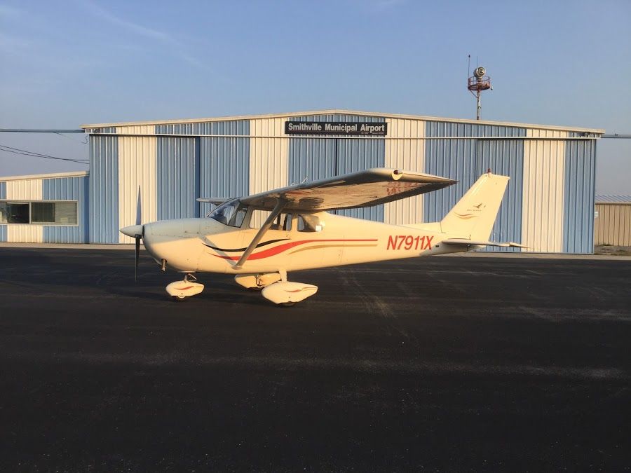 Cessna Skyhawk (N7911X) - Got this nice photo after landing at Smithville Municpal Airport