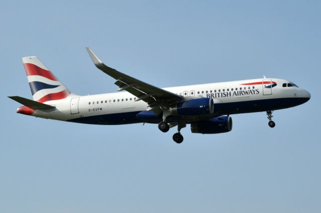 Airbus A320 (G-EUYW)