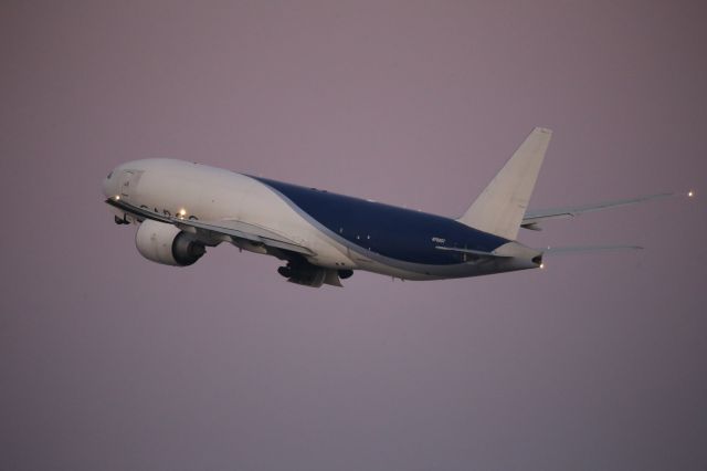 BOEING 777-200LR (N702GT)