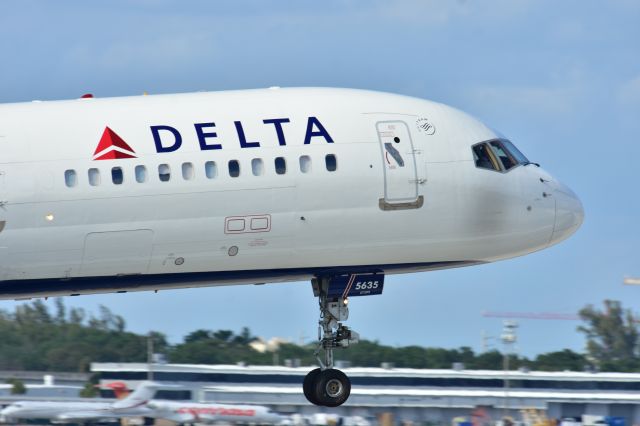 Boeing 757-200 (N535US)