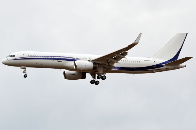 Boeing 757-200 (N757AG)