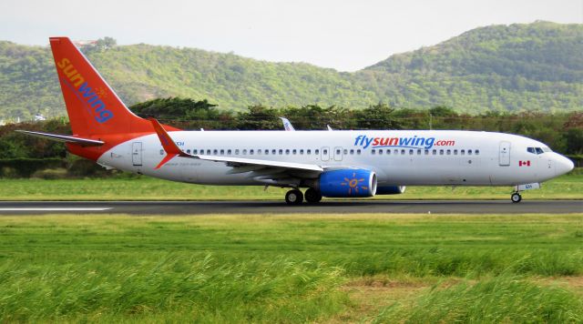 Boeing 737-800 (C-GFEH)