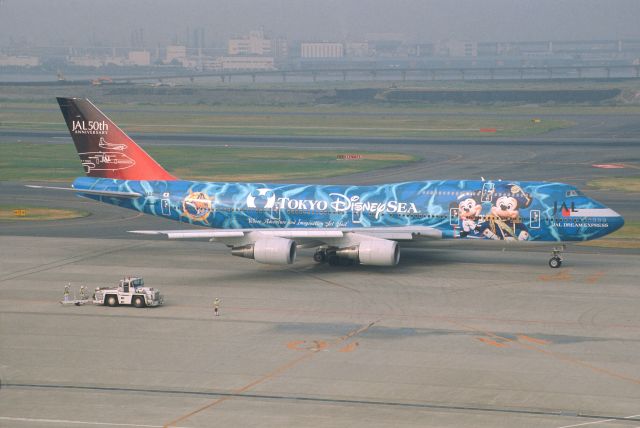 Boeing 747-400 (domestic, no winglets) (JA8905) - Taxing at Tokyo-Haneda Intl Airport on 2001/08/01 " JAL Dream Express c/s "