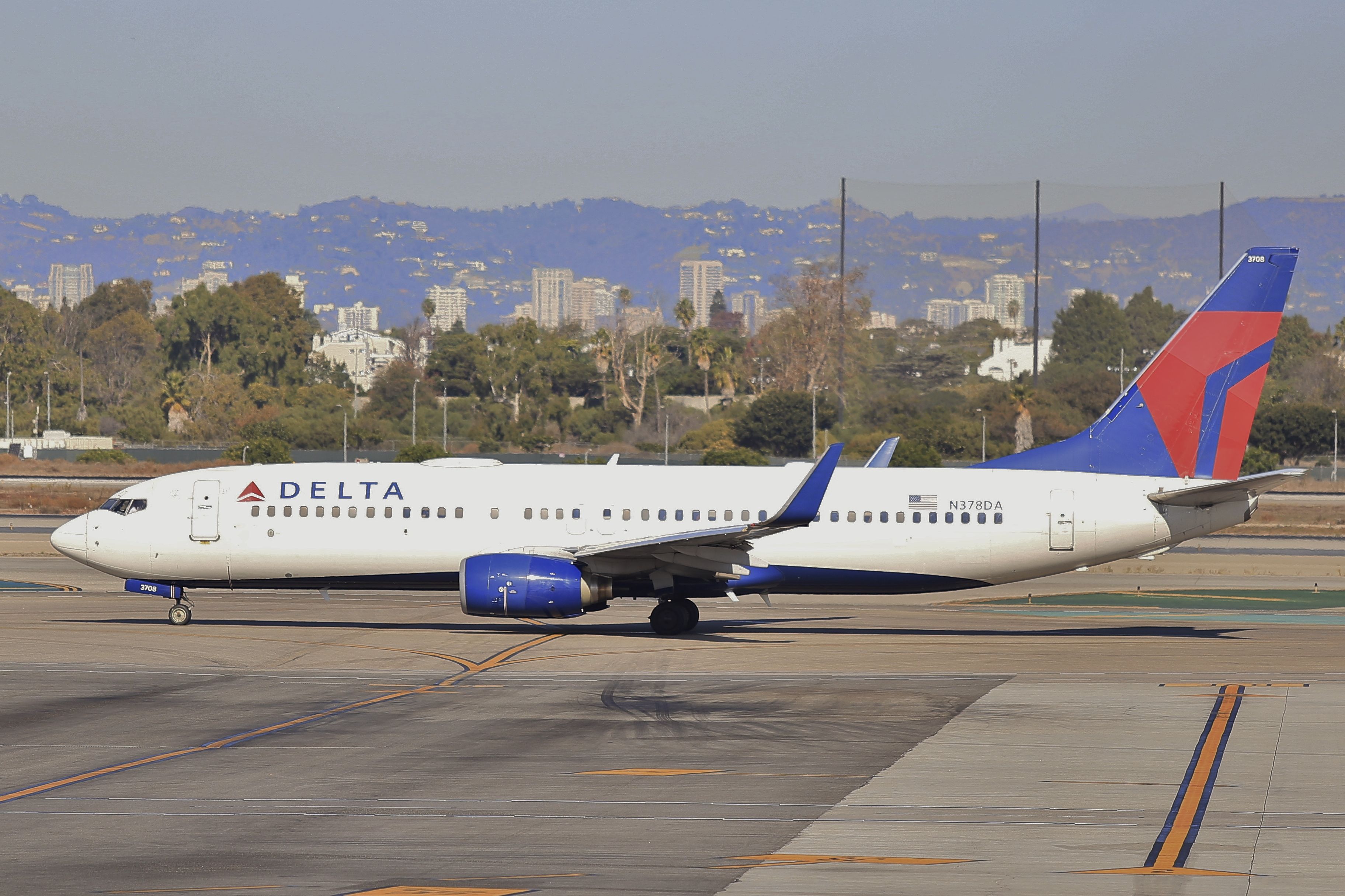 Boeing 737-800 (N378DA)