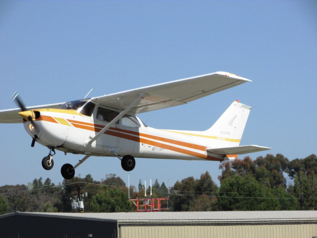 Cessna Skyhawk (N3048E) - Taking off on RWY 24