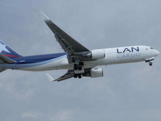 BOEING 767-300 (N418LA)