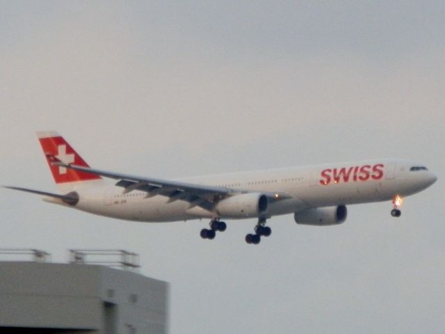 Airbus A330-300 (HB-JHK)