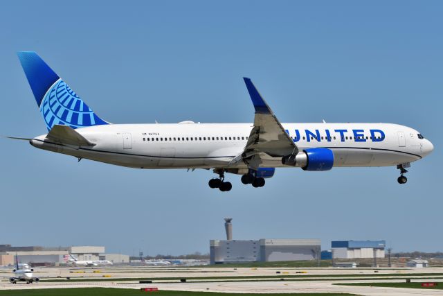 BOEING 767-300 (N671UA) - 05-07-22 10-C