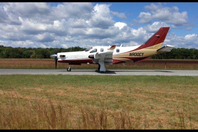 Socata TBM-700 (N900CY) - TBM 700 taxiing to the hanger 