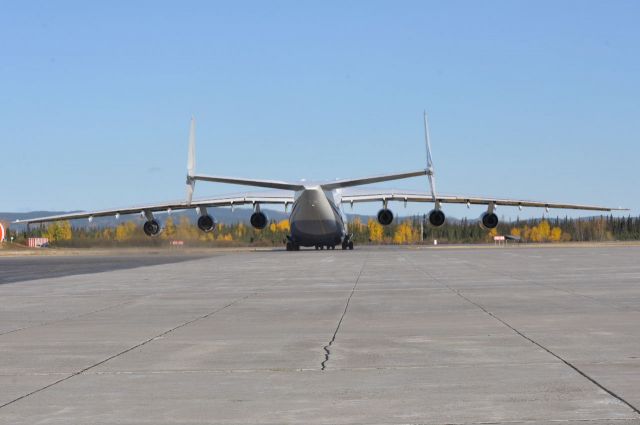 Antonov Antheus (UR-82060) - Taxiing to runway 08 before blowing the runway signs down.