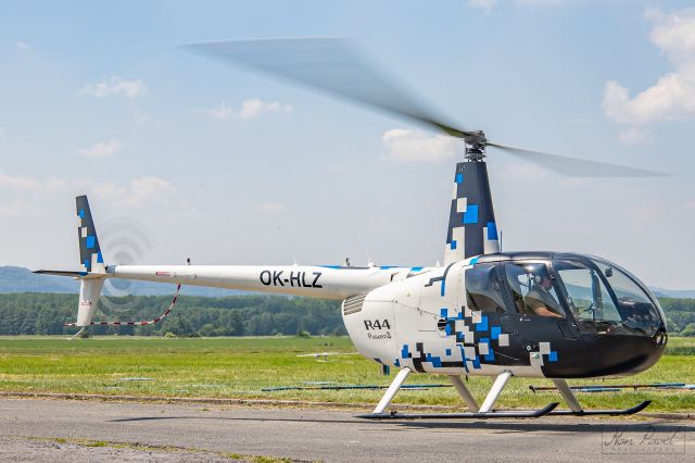 Robinson R-44 (OK-HLZ)