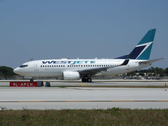 Boeing 737-700 (C-FWAF)