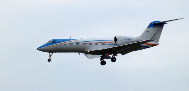 Gulfstream Aerospace Gulfstream IV (N129NS) - On short final is this 1995 Gulfstream Aerospace IV-SP in the Winter of 2023.