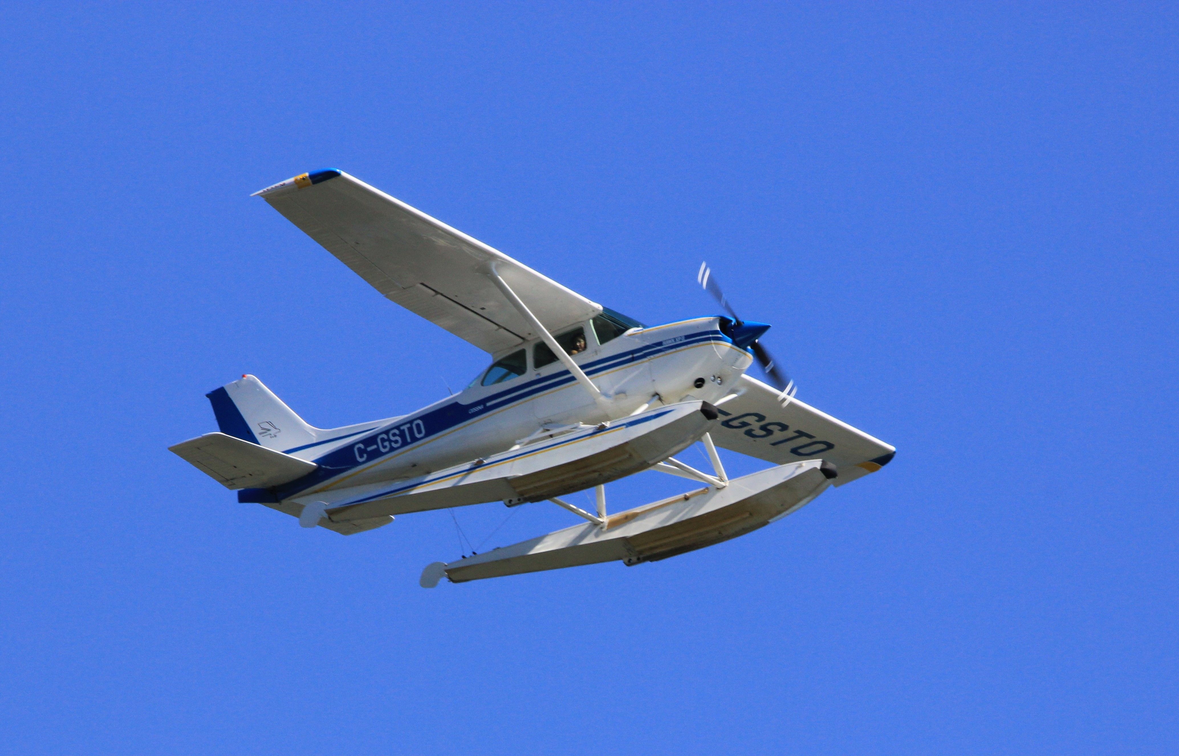 C-GSTO — - C-GSTO Cessna R-172-K Hawk XP II en vol au dessus du fleuve St-Laurent QC. à Lavaltrie le 19-09-2021 à 13:40