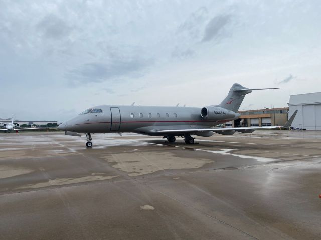 Bombardier Challenger 300 (N552XJ)