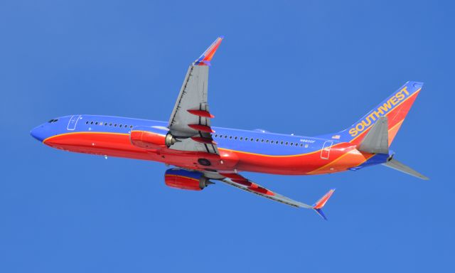 Boeing 737-800 (N8600F) - Southwest 144 off to a warmer Fort Myers 02-13-16