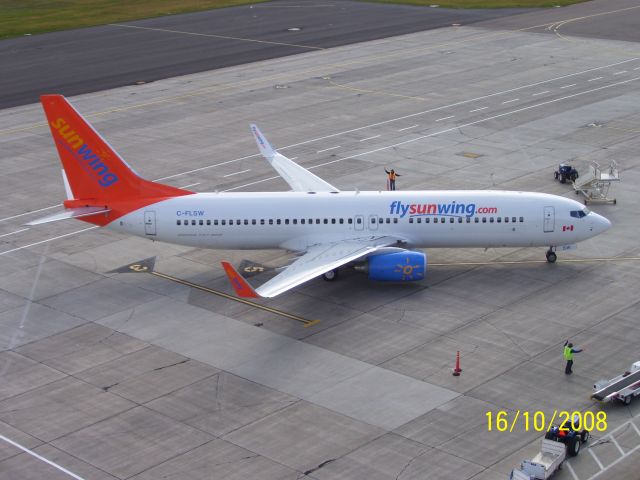 Boeing 737-800 (C-FLSW)