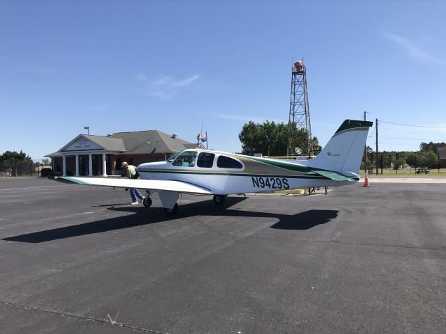 Beechcraft Bonanza (33) (N9429S)