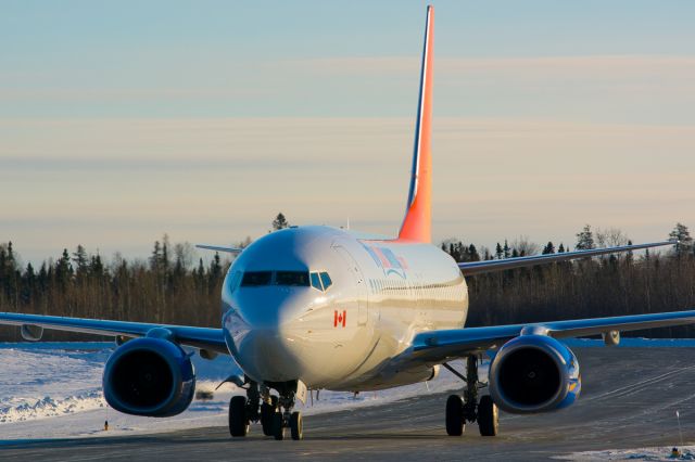 Boeing 737-800 (C-FWGH)