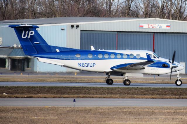 Beechcraft Super King Air 350 (N831UP) - N831UP (operating as GAJ831) departing Runway 14 at the Buffalo Niagara International Airport for Morristown (KMMU)