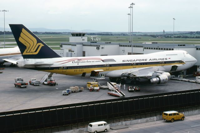 Learjet 45 (VH-SQD) - SINGAPORE AIRLINES - BOEING 747-212B - REG : 9V-SQD (CN 21048/253) - TULLAMARINE INTERNATIONAL AIRPORT MELBOURNE VIC. AUSTRALIA - YMML (23/10/1980)