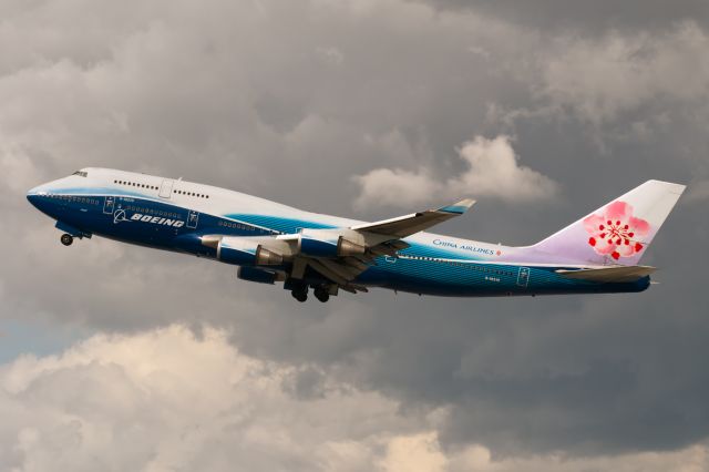 Boeing 747-400 (B-18210)