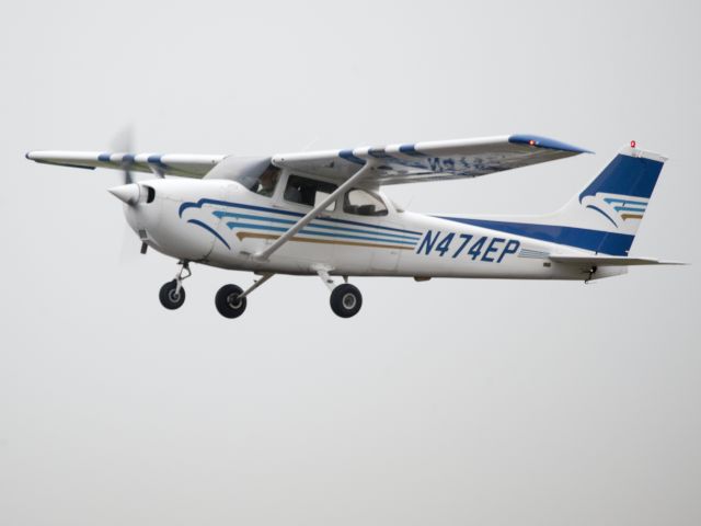 Cessna Skyhawk (N474EP) - Take off runway 26.