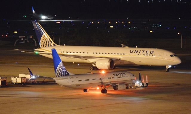 Boeing 737-800 (N33286)