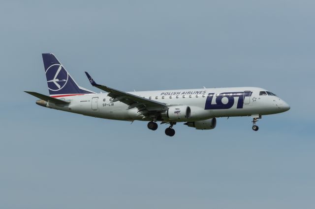 Embraer ERJ 175 (SP-LIR) - WAW SPOTTING