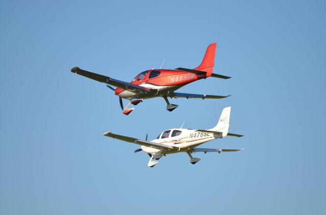 Cirrus SR-22 (N485DW) - Final approach to runway 36 at Airventure 2018.