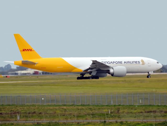 BOEING 777-200LR (9V-DHB)