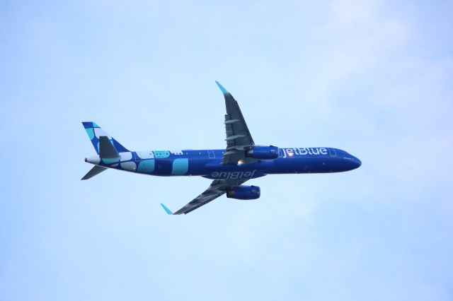 Airbus A321 (N985JT)