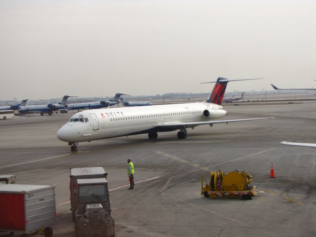 McDonnell Douglas DC-9-50 (N675MC)