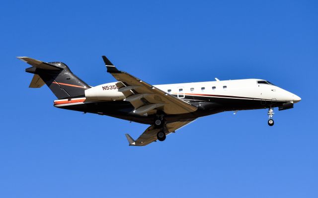 Bombardier Challenger 300 (N535FX)